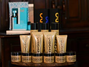 30代からの大人の整髪料で話題沸騰CARAVAN(キャラバン)シリーズを入荷いたしました。テーマは男の身だしなみ、古き良き時代のバーバー、男を磨く、人生を楽しむ、メンズプロダクトです。当店で仕上げたバーバースタイルにも相性が良く。どこか懐かしいウッディフローラルの芳香も4.50代男性から圧倒的支持を受けています。ラインナップはライトグリース、ジェルワックス、ハードワックス、ホールドスプレー、ホールドジェルでそれぞれ各、税込み2750円なのですが、只今期間限定で20パーセントoffの2200円でお買い求め出来ます。このチャンスにCARAVANを是非ともGetしちゃって下さい(^^)/